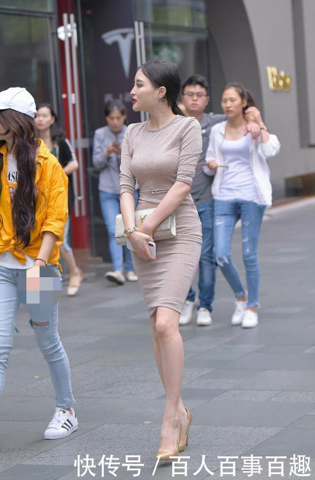 浅色|浅色修身连衣裙搭配金色高跟鞋,高贵优雅,气质迷人