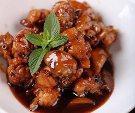 美食:香菇蒸鸡,香辣肉丝,肉片炒菜花,高升鸡翅