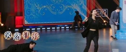 沈腾baby表演，舞台意外却逗笑观众，这个自带笑点男人不是吹的！