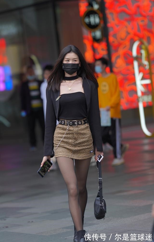 短靴 年轻女孩怎么穿更时髦豹纹半身裙+混搭风,轻松打造个性魅力!