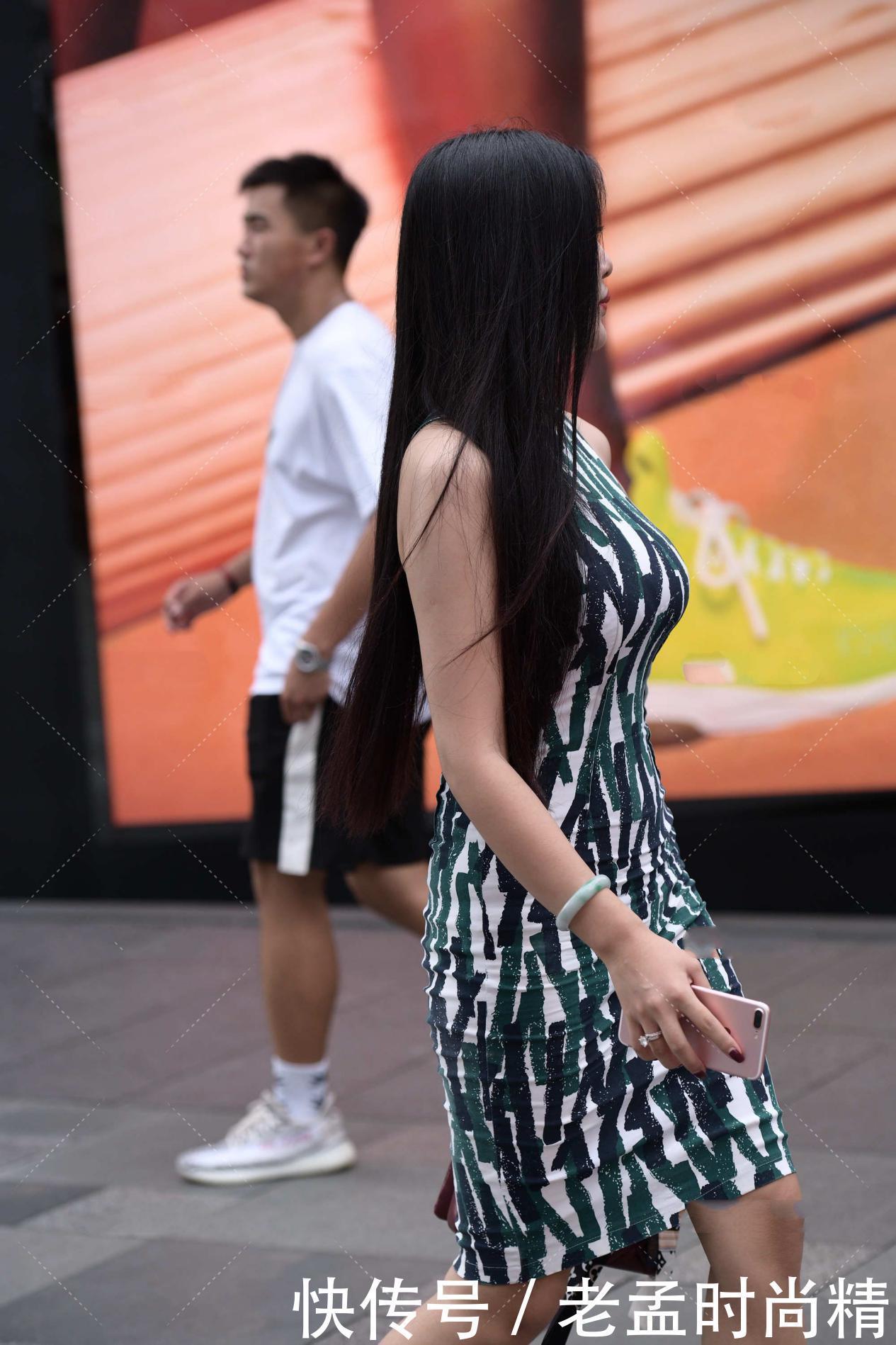 街拍：无袖时尚设计连衣裙, 丰富配色, 显时尚感