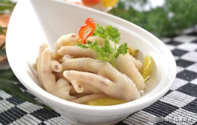 做泡椒凤爪时，有两个细节要下功夫，做出的泡椒凤爪才能香气扑鼻