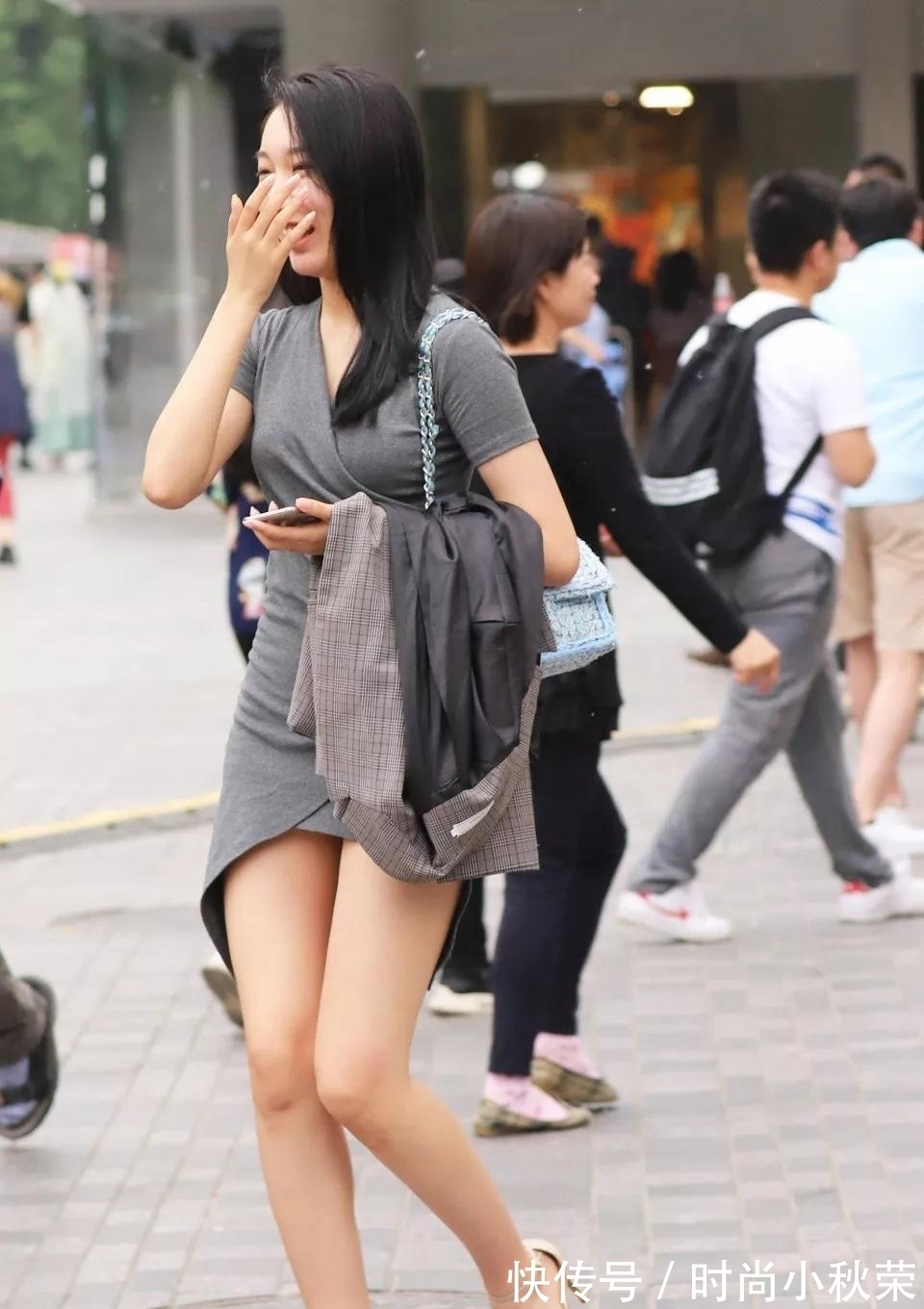 连衣裙|初秋穿裙子别太随便，选一条交叉V领连衣裙搭配，优雅知性显气质