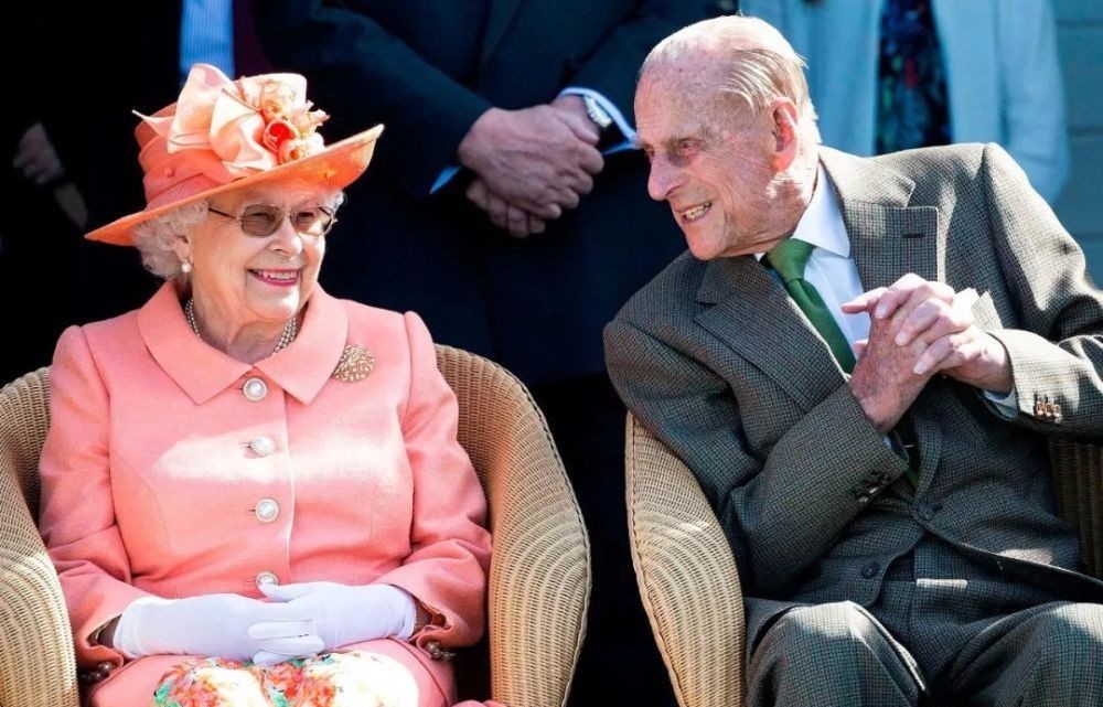 仇恨|93岁的女王,今天也是拉仇恨的一天呢!