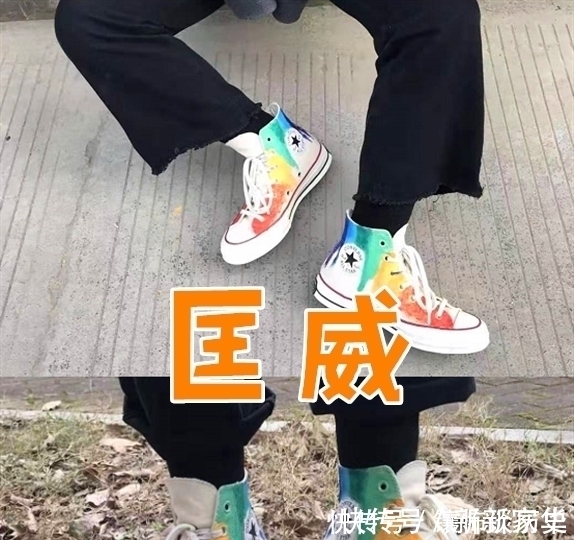 匡威 美术生手绘鞋子,匡威OK,耐克OK,看到拖鞋:买不起的样子!