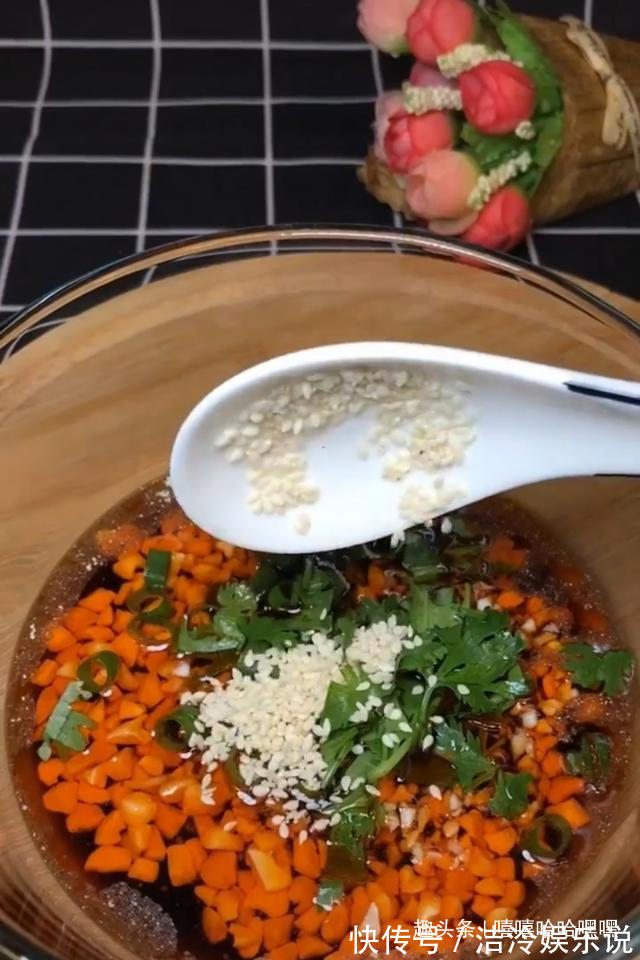 凉拌鸡腿,咸鲜微辣,吃着开胃又下饭,鲜嫩又多汁哟!