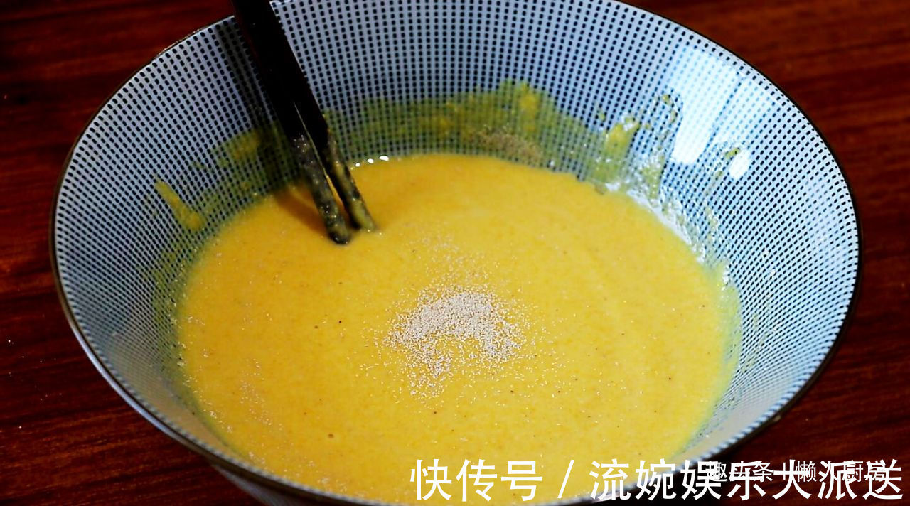 不用蒸,不用烤,教你做玉米面棒棒馍,皮松软可口,底焦黄酥脆