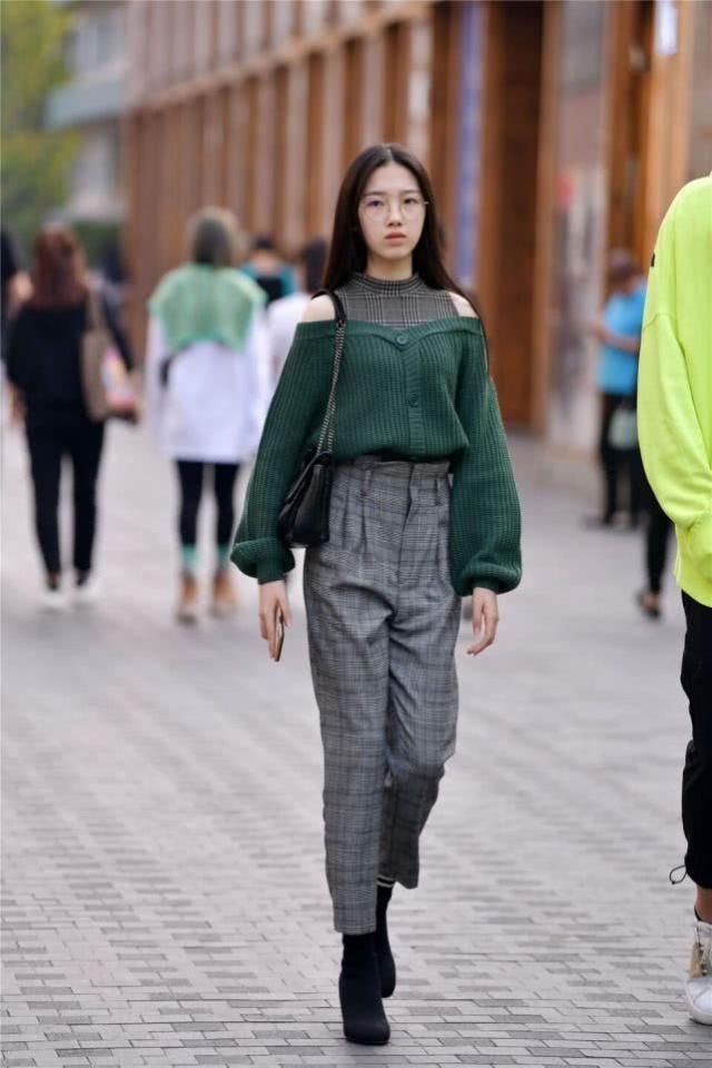 帅气潇洒很有活力,清新大方的休闲搭配,给人很有风度的感觉