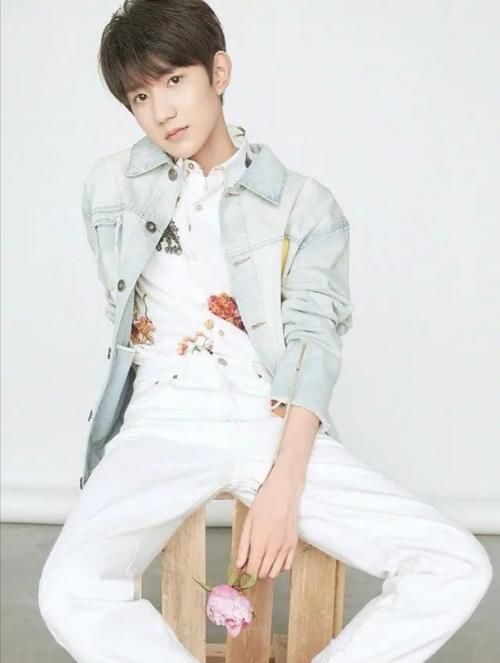 王源新歌首发,录制快本被何炅禁言?奶凶奶凶的表情萌翻了!