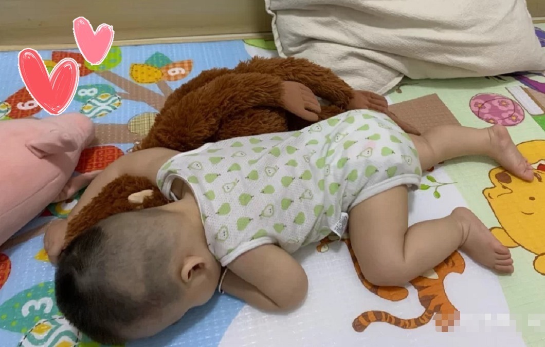 宝爸|宝宝熟睡后四个表现,暗示大脑发育优秀,孩子将来“学霸”接班人