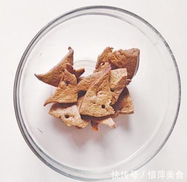 常吃|常看电脑和手机的人,这道菜要常吃,改善视力,缓解疲劳,别错过