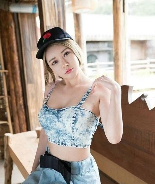 表妹 表妹是个“小发明家”,牛仔裤改成吊带,穿出感性风采