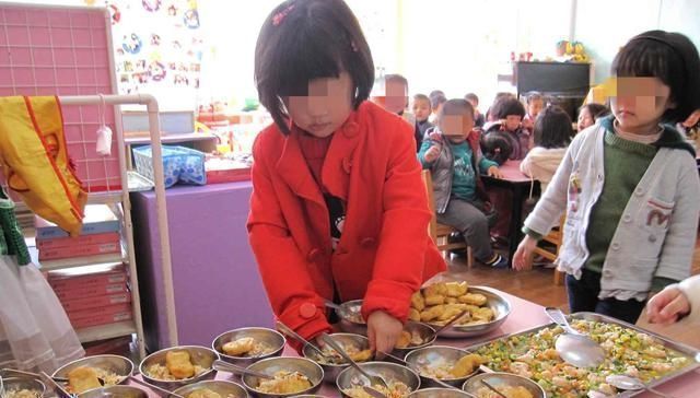 女儿|女儿总夸幼儿园饭菜香,每顿吃俩大碗,看到午餐照后妈妈备受打击