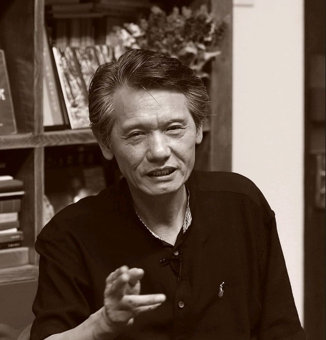 中书协副主席赤脚写狂草巨幅,长达14米,网友:看不懂写的是啥