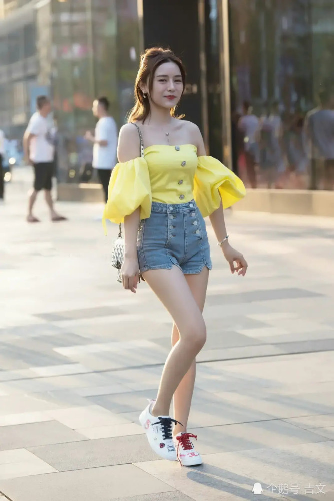 同样都是牛仔,你看到的只是牛仔裤,牛仔裙也在发光发热的