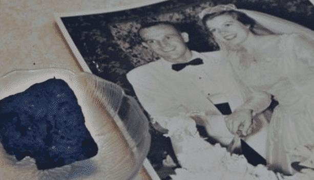 年前|这对老夫妇60年前就把蛋糕保存起来了,每年都要切一次,说蛋糕还是很好吃的