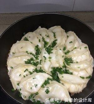 店家都没有营业,只能自己动手,今天试试韭黄猪肉锅贴,一样美味