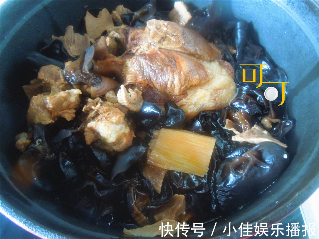 肉香满溢的蹄髈烧法，笋干和木耳更受欢迎，炖一锅一家人吃两餐