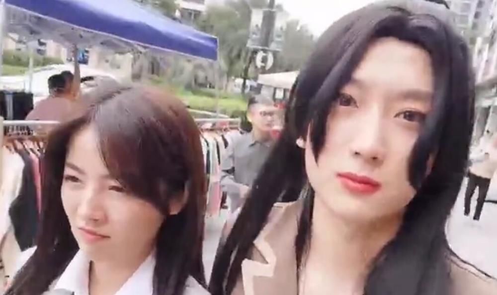 酷酷|酷酷的鑫再次穿JK女装，化了浓妆去买菜，路人都没眼看了