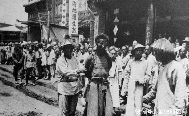 罕见|罕见清朝斩首老照片:刽子手行刑时用的鬼头刀,行刑前表情淡漠!