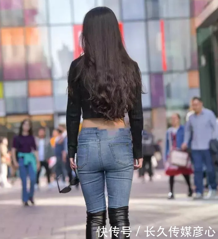 倾城|尝矜绝代色,复恃倾城姿出,黑色短款长袖针织衫的个性妩媚穿搭