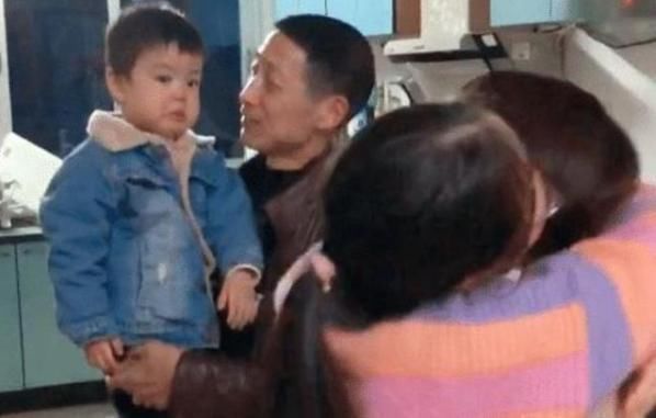 妈妈|“吃醋宝宝”表情火了,只因妈妈多抱了姐姐一会,网友:好酸