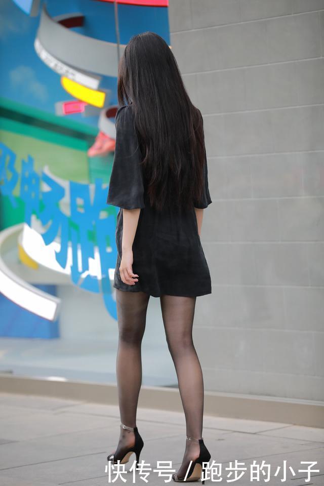 别小看“黑色丝光袜”，看看苗条美女穿出来，效果出奇的好