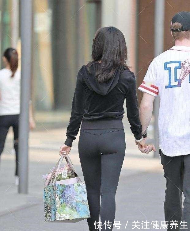 衣服 黑色连帽宽松上衣搭配黑色打底裤,宽松设计,上身效果非常好看!