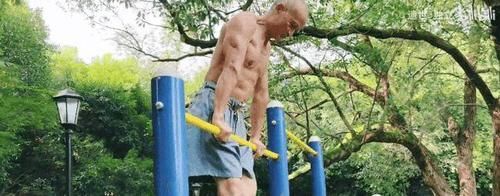 身体素质|爱健身的爷爷有多硬核?引体向上论组做,腹肌线条如刀刻!