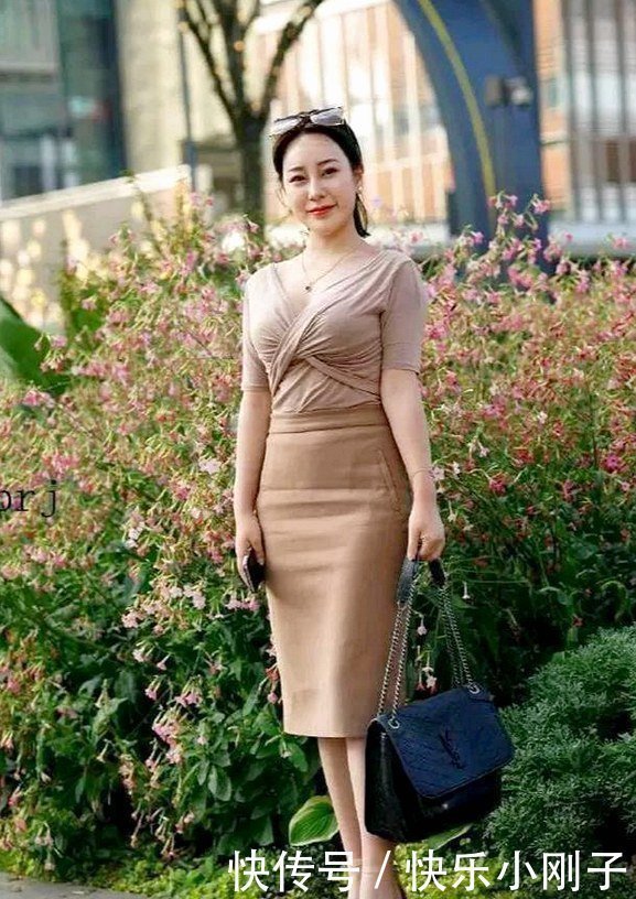 女人味十足|时尚辣妈这件套裙真的很美,彰显女人味十足