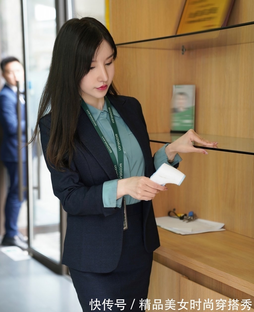 干练 职场穿搭:一条时尚又干练的套装裙是你不容错过的选择