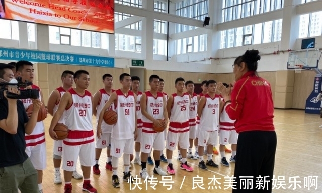 郑海霞|54岁的郑海霞拥有大校军衔,月薪过万,双腿弯曲仍坚持工作