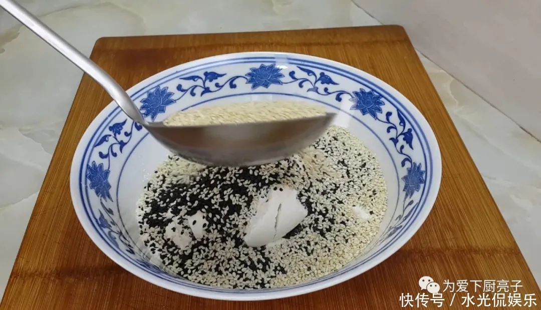 一滴水|2勺芝麻,5个鸡蛋,不加一滴水,比饼干做法简单,比馒头面包好吃