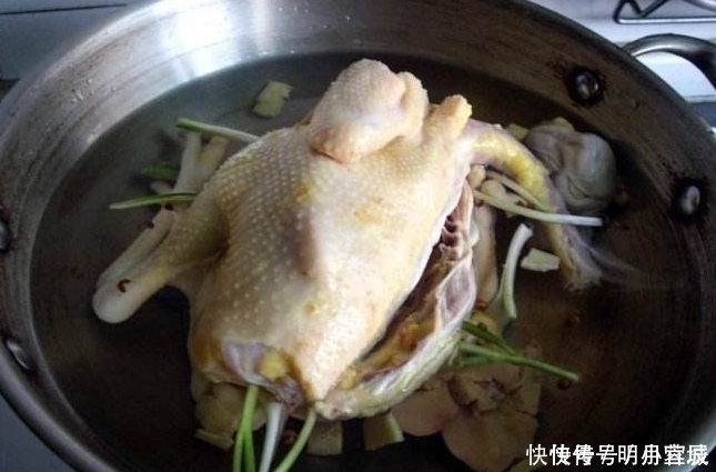 做白切鸡直接下锅大错特错大厨多加这样“东西”,鸡肉又鲜又嫩