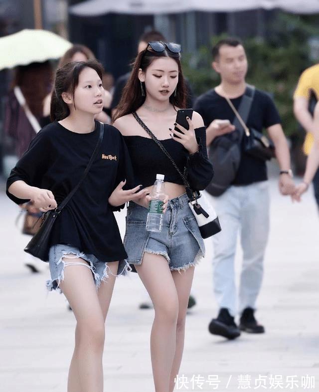 牛仔短裤 小妹一看就是心机过人,一字肩配牛仔短裤,很有青春活力