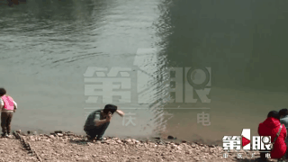 低薪|暖阳太诱人 市民三五成群江边撒欢