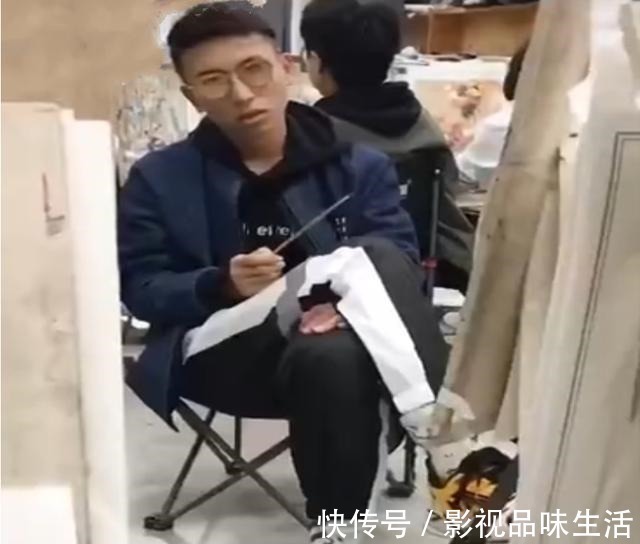 眼镜!美术生上课偷睡觉,在脸上画“双重保险”画假眼睛还戴了假眼镜!