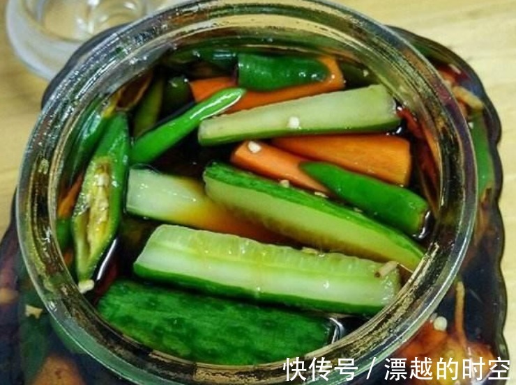 农村婆婆手把手教你腌黄瓜,酸脆又爽口,有它在,白酒都多喝几两