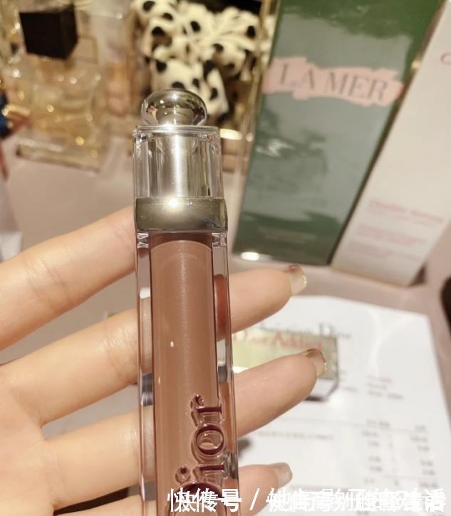 小技巧 氛围感美女唇妆是重点,口红谁都涂,配合小技巧颜值翻倍!