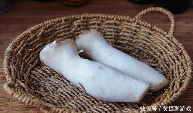 我家杏鲍菇从不炒着吃,焯个水撕一撕,比吃肉香,连吃一周还是馋