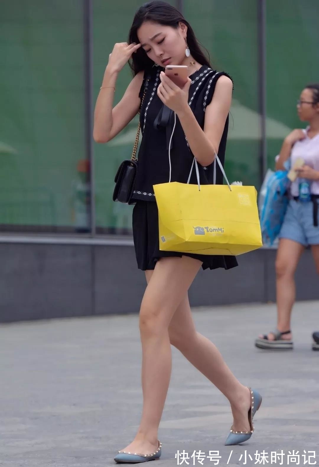 打扮 街拍路人,会穿搭打扮女性会显得更年轻,而且越发有魅力