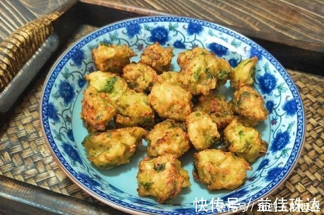 炸萝卜丸子时,牢记3个小技巧,炸出的丸子鲜香酥脆,凉了也不硬