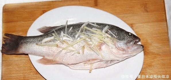 清蒸鲈鱼时,这一步很关键,否则,蒸出的鲈鱼不滑嫩!