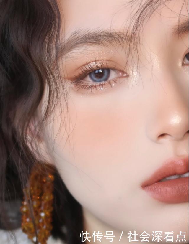 想要打造“氛围感美女”,妆容特点很重要,今日份妆容教程来啦!