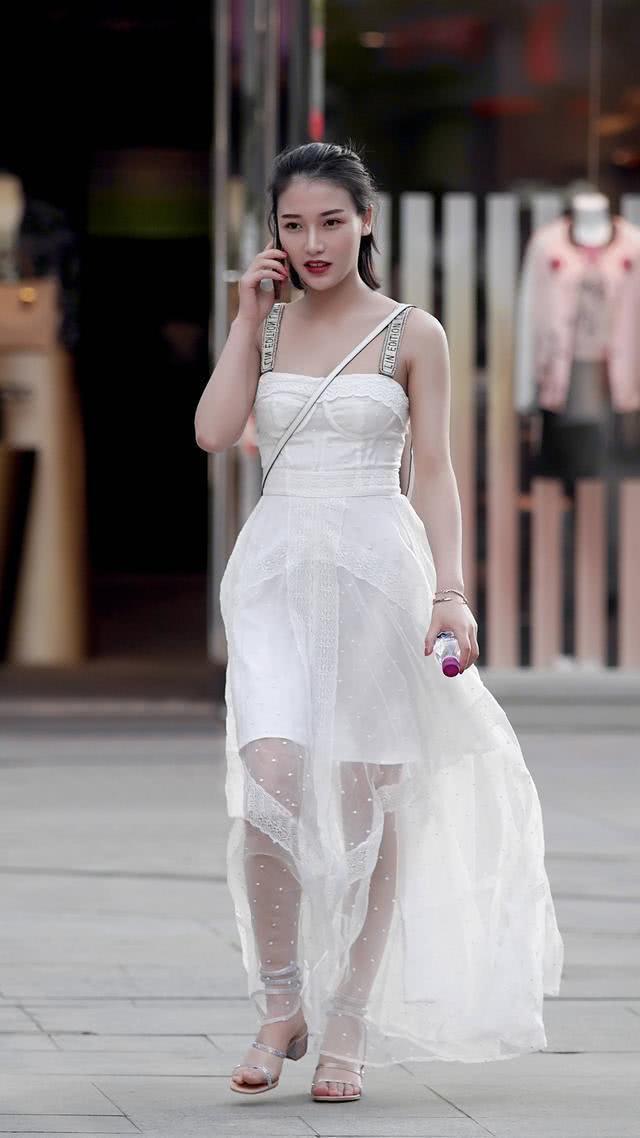 街拍:貌美如花的小姐姐,一身优雅的穿搭,尽显女神风采