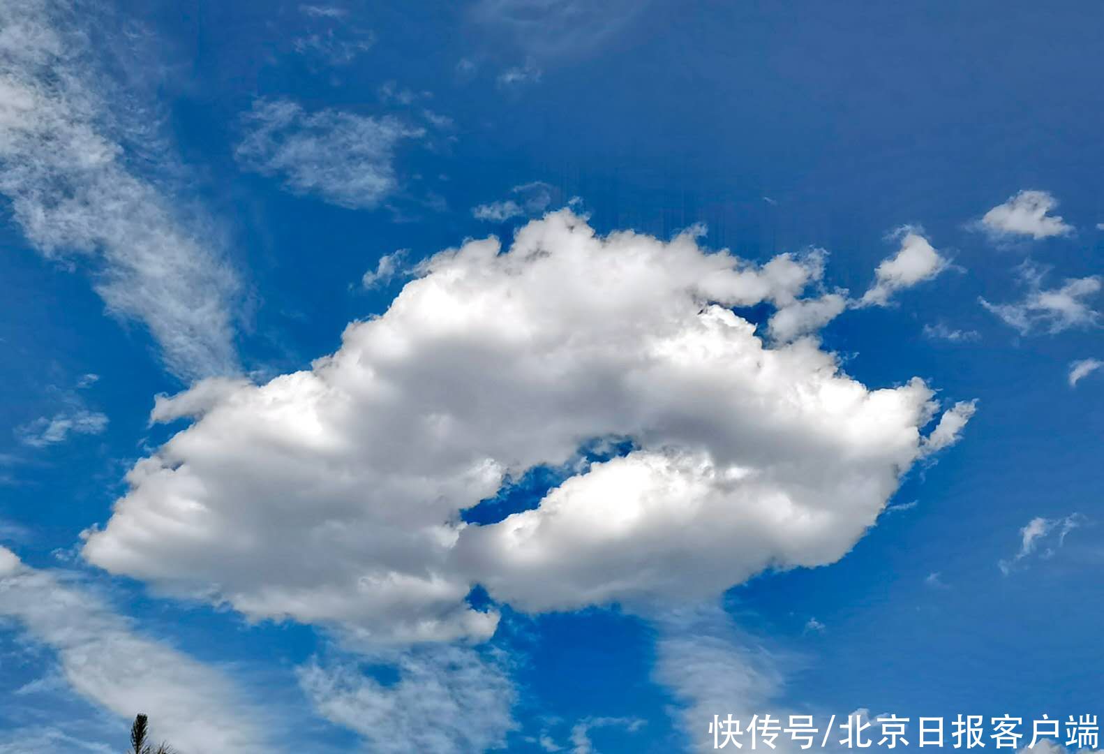 白云 美！今天的北京，天空湛蓝剔透，白云如絮似雪