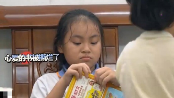 家务|11岁“佣人女儿”引争议,家务多到做不完,亲妈却嘲讽:真磨蹭