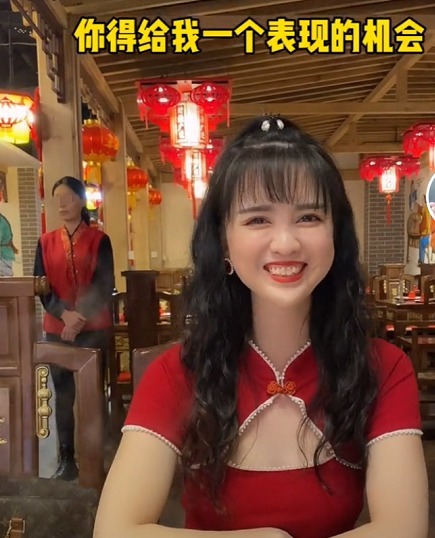 小卷发|成都61岁大姐因“娃娃脸”走红,抬头一个微笑,仿佛看见20岁少女