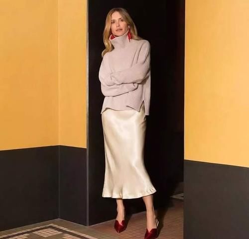 最近火了一种穿法：毛衣+半身裙，照着穿不会出错，温暖整个春天