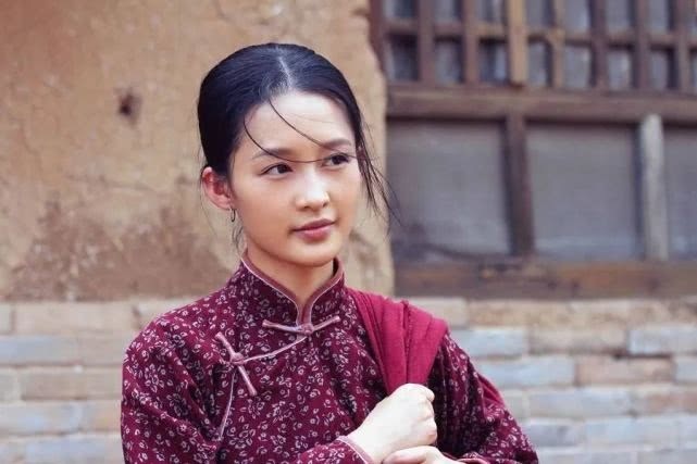 唐艺昕|李沁挽张若昀胳膊上热搜,女演员为了避嫌也需“礼仪手”吗